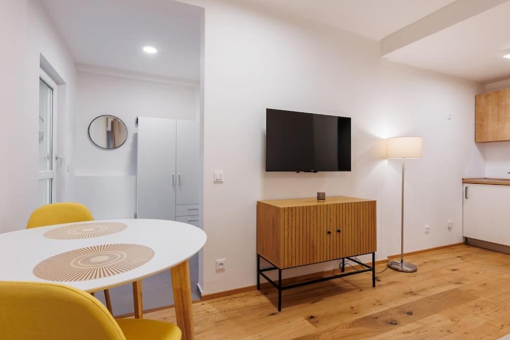 1 Bedroom Apartment With Terrace And Free Parking Near Metro Prag Exteriör bild