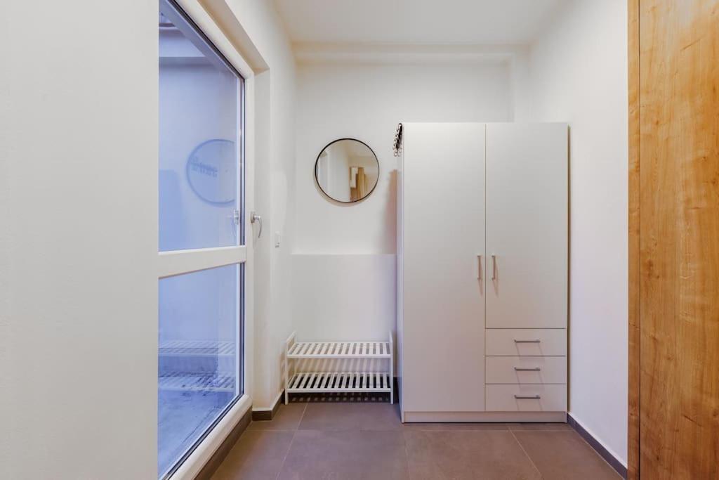 1 Bedroom Apartment With Terrace And Free Parking Near Metro Prag Exteriör bild