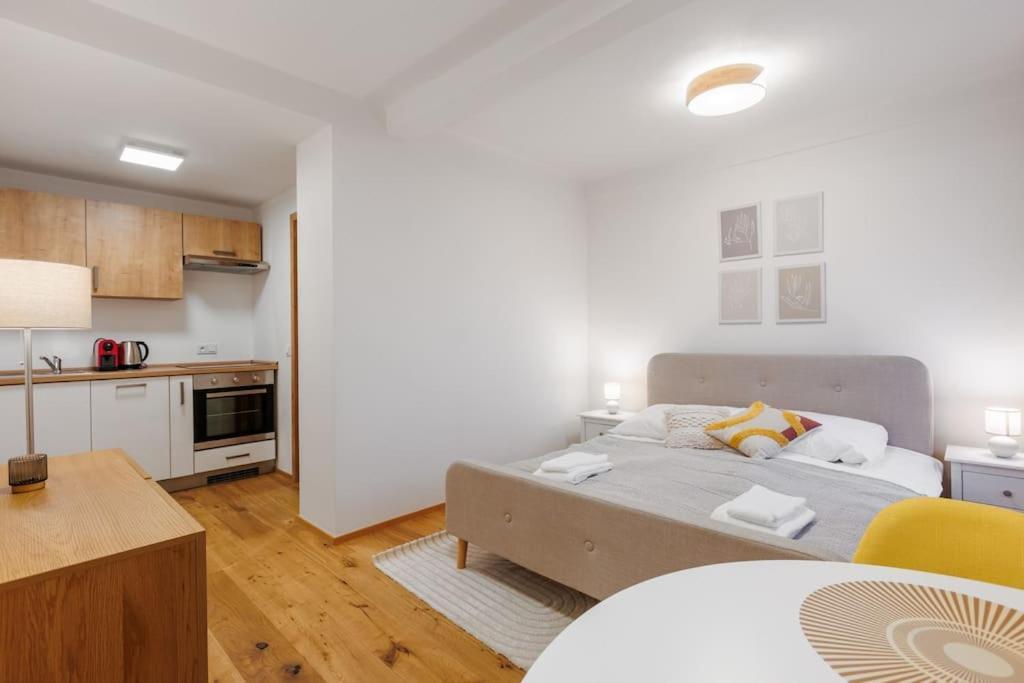 1 Bedroom Apartment With Terrace And Free Parking Near Metro Prag Exteriör bild